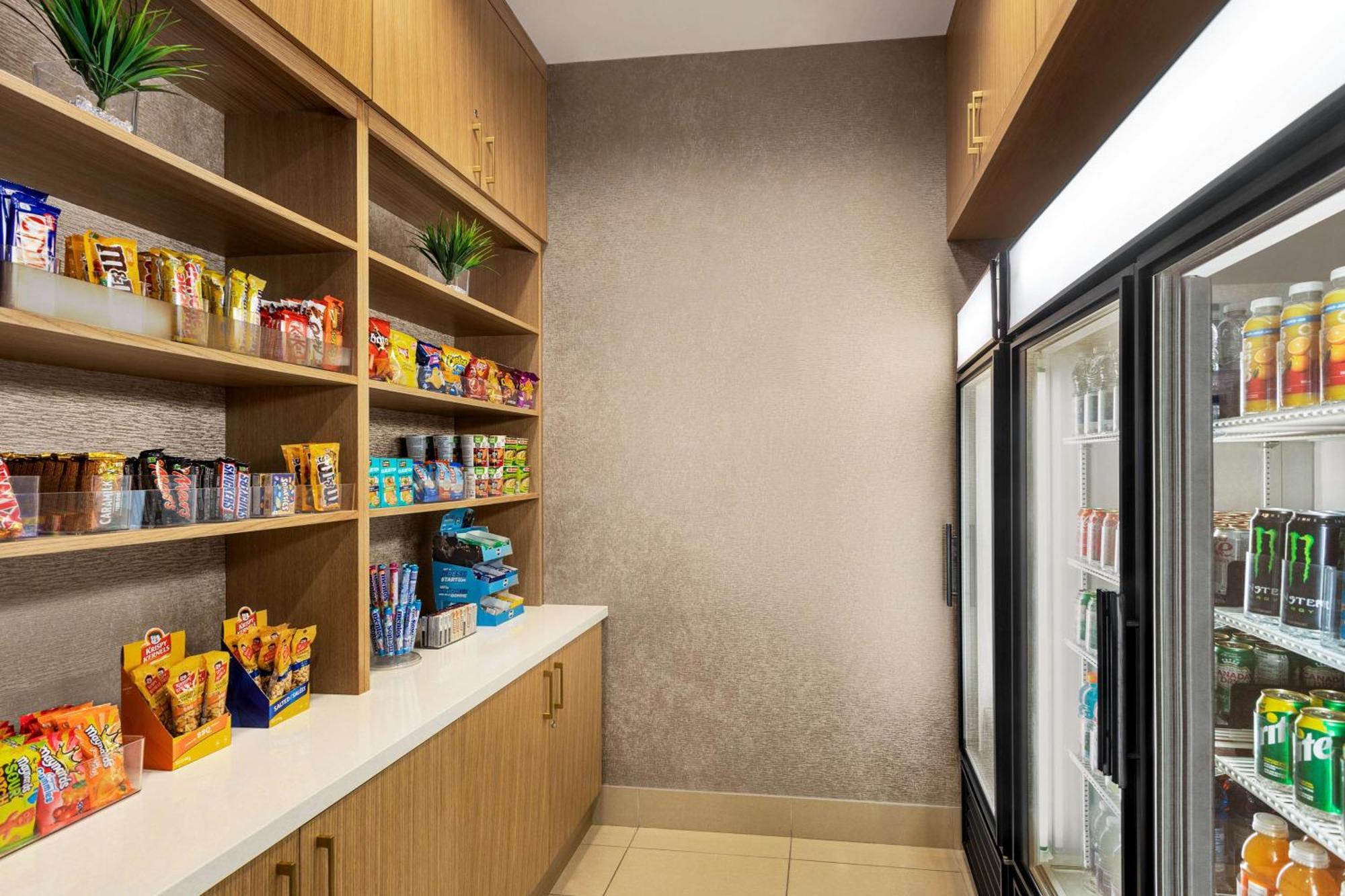 潘特克莱尔蒙特利尔机场假日套房酒店 外观 照片